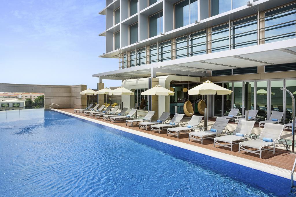 Novotel Abu Dhabi Al Bustan Exterior foto The swimming pool at the hotel